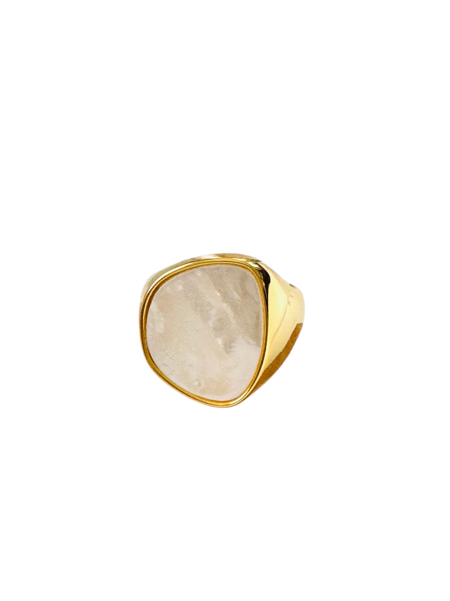 Anillo Dorado con Pierdra Nacar
