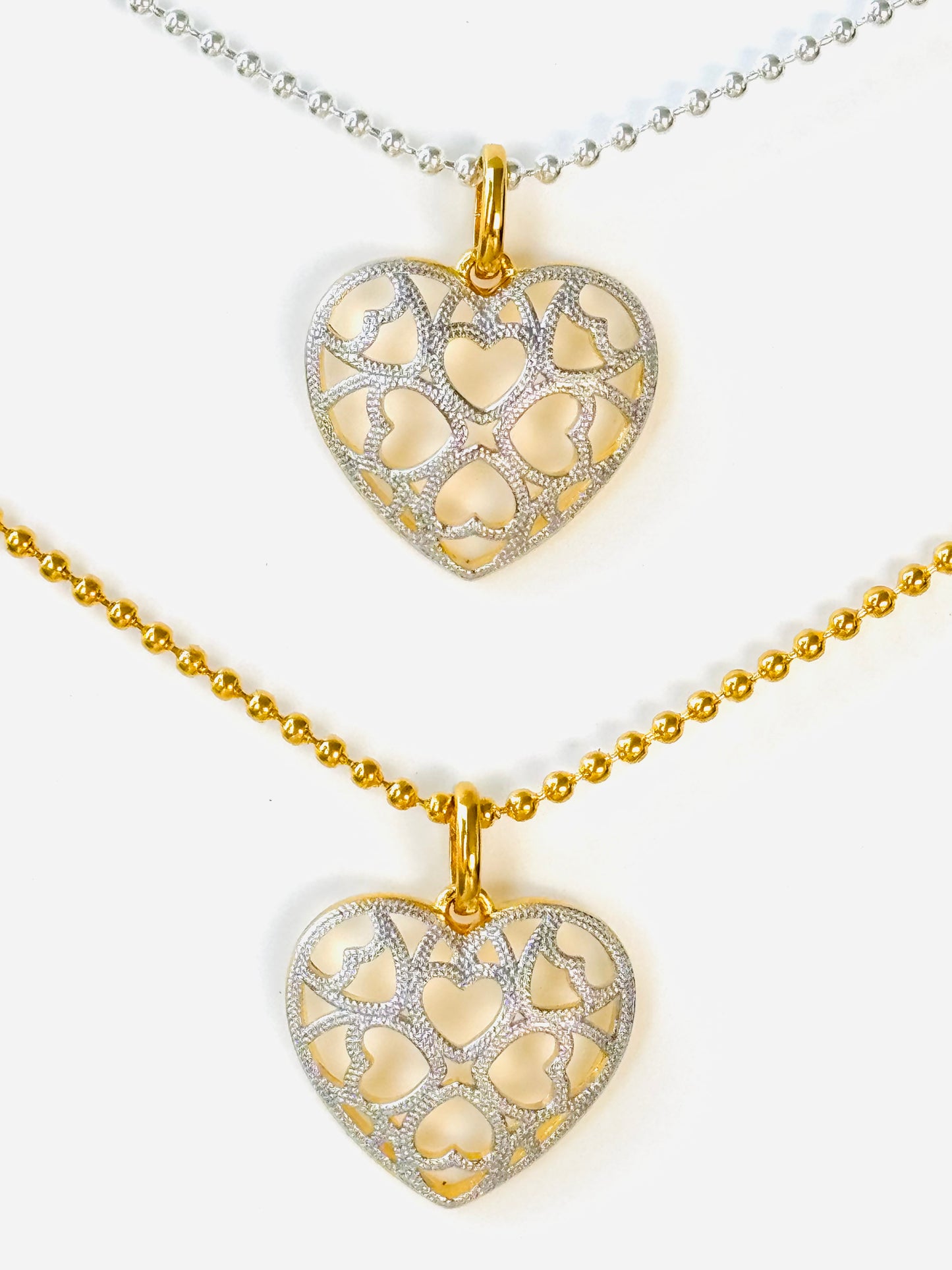 Medalla En Forma De Corazón Con Corazones Calados