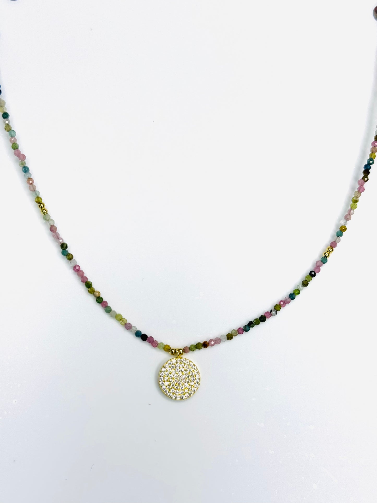 Collar Piedras Multicolor Con Medalla Pave